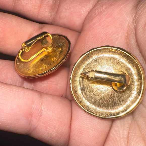 CHANEL VIBES! Sarah cov vtg pearl clip on earrings - Picture 6 of 8